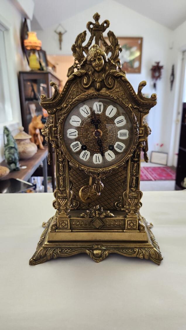 Uhren und Metallobjekte