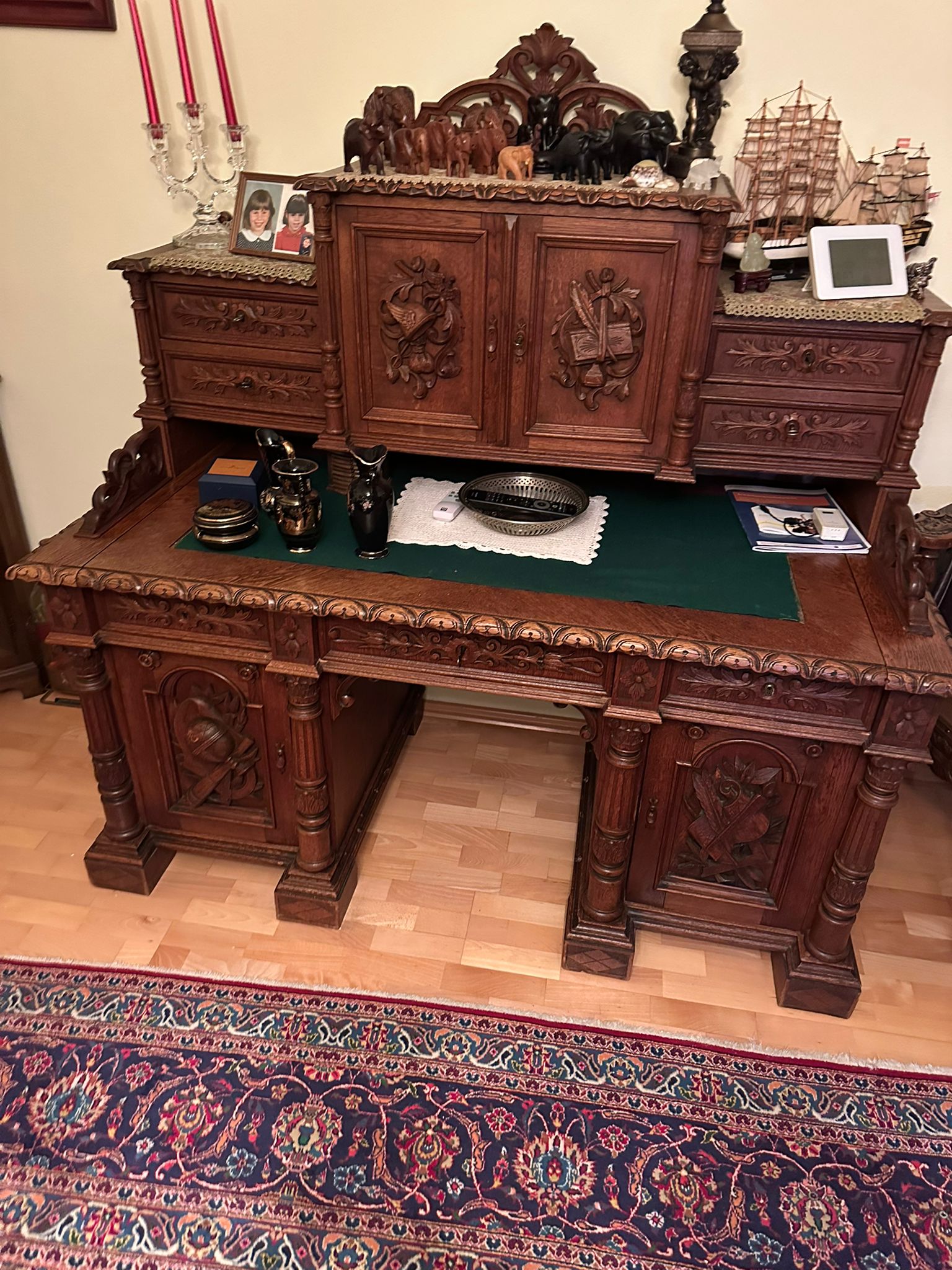 Antiker Schreibtisch mit kunstvollen Details